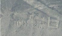 El geoglifo fue hallado por un equipo liderado por el investigador japonés Mazato Sakai, de la Universidad de Yamagata de Japón, en el sector oeste de las pampas de Nazca, situadas en la región peruana de Ica, unos 450 kilómetros al sur de Lima.