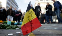 Una bandera belga en la que se lee 'Nous soommes Bruxelles' ('Somos Bruselas'), en la Plaza de la Bolsa de la ciudad belga en respuesta a los atentados de aeropuerto y metro, el 22 de marzo de 2016