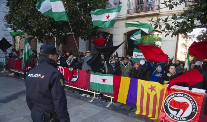 Ultraizquierdistas en contra de la conmemoración del Día de la Toma en Granada.