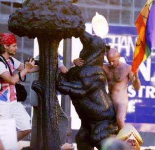 Imagen del Día del Orgullo Gay en Madrid. Uno de los participantes simula sodomizar al oso del madroño, símbolo de la capital de España.