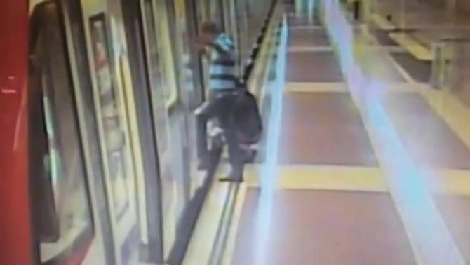 La grabación muestra a una mujer orinando en el andén y a un hombre reteniendo el metro para evitar que se les escape. 