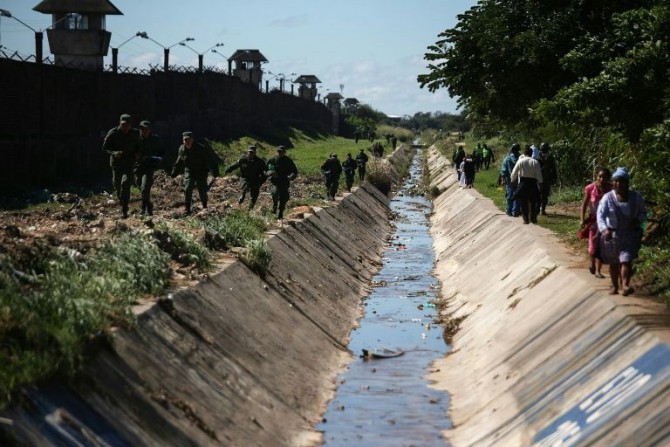 Soldados patrullan afuera de la cárcel de Palmasola en Santa Cruz, Bolivia