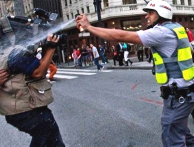 Un policía brasileño ataca a un cámara de la televisión peruana