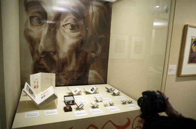 Objetos expuestos en la muestra "Coleccionismo cervantino en la BNE: del doctor Thebussem al fondo Sedó", en la Biblioteca Nacional de España (BNE) en Madrid. 