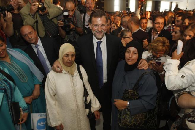 Mariano Rajoy, acompañado de mujeres musulmanas.