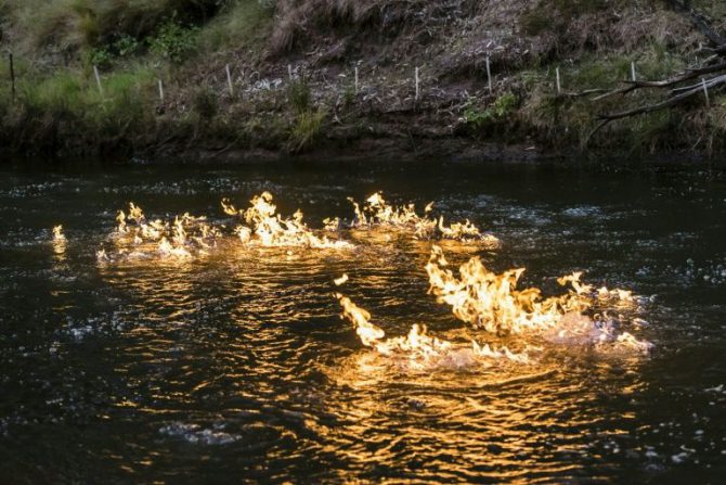 Fotografía tomada el 12 de abril y distribuida el día 24 por el partido verde australiano New South Wales del incendio que prendió su diputado Jeremy Buckingham en el río Condamine, en Queensland, para denunciar la presencia de gas metano en el agua