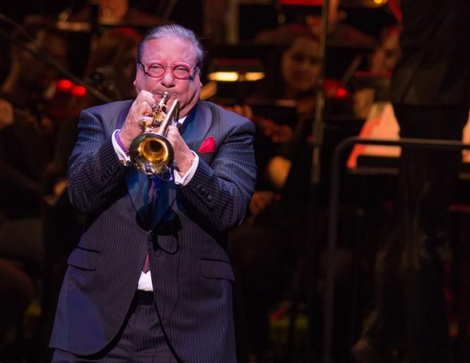 El reconocido músico cubano Arturo Sandoval toca la trompeta durante un acto del décimo aniversario de la apertura del Adrienne Arsht Center la noche del 21 de abril 2016, en Miami, Florida.