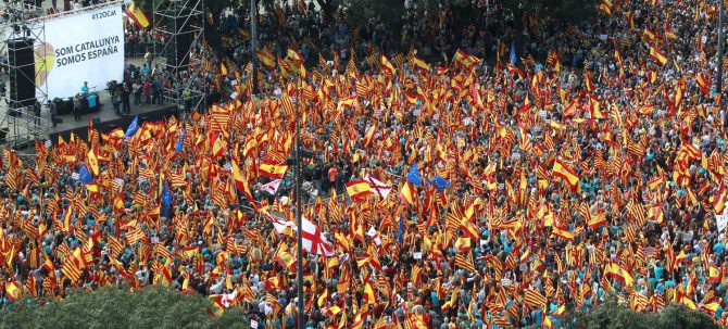 Asistentes a la manifestación 'Som Catalunya, Somos España' en el centro de Barcelona