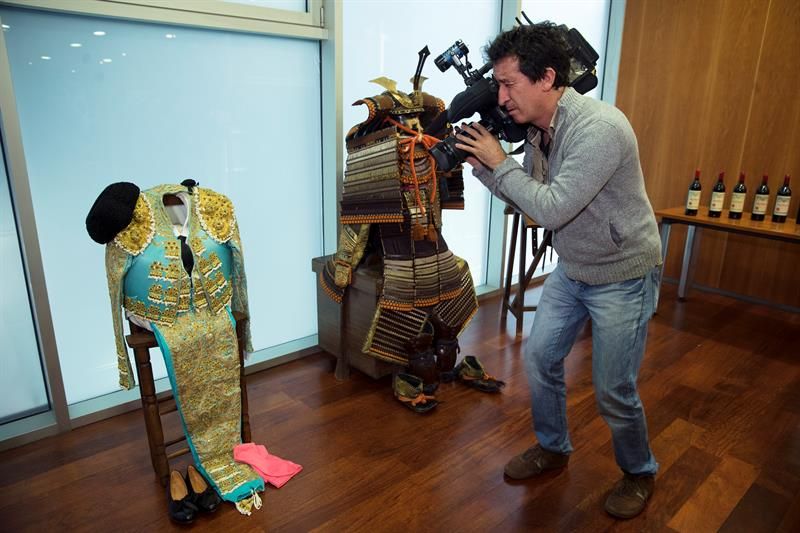 Un cámara de televisión graba un traje de torero, uno de los bienes incautados al exasesor urbanístico y cerebro del Caso Malaya, Juan Antonio Roca, durante la presentación en la Audiencia Provincial de Málaga de la página web, ventadebienesmalaya-roca.com, en la que se pueden consultar dichos objetos.