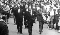 Mayo 1968 . El gobernador civil de Sevilla Utrera Molina inaugura 552 viviendas del Polígono San Pablo
