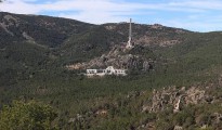 Panorámica del Valle de los Caídos, con su gran cruz, en la sierra de Guadararama