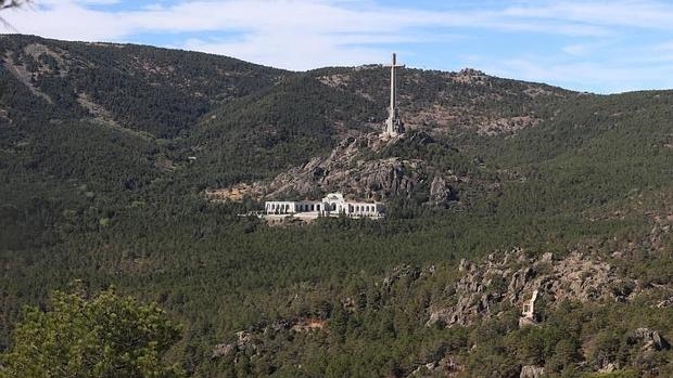 Panorámica del Valle de los Caídos, con su gran cruz, en la sierra de Guadararama
