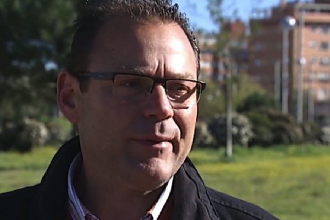  [Carmena castiga al padre viudo que pedía un cambio de turno: le traslada a la otra punta de Madrid]  Rafael Fuentes, el viudo al que Carmena traslada.