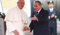 El Papa y Raúl Castro, complicidad a la vista.