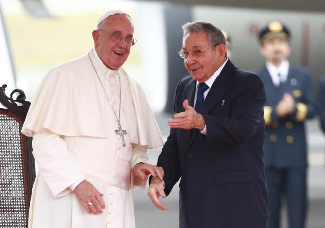 El Papa y Raúl Castro, complicidad a la vista.
