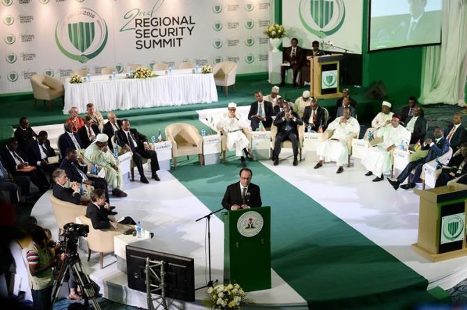 El presidente francés, Francois Hollande, pronuncia un discurso durante la segunda Cumbre de Seguridad Regional en Abuja, Nigeria.