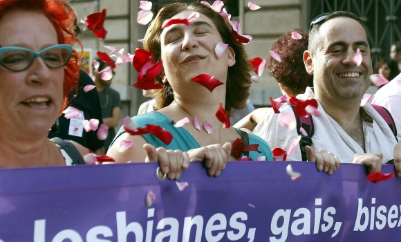 Ada Colau encabezando la marcha del Orgullo Gay en Barcelona.
