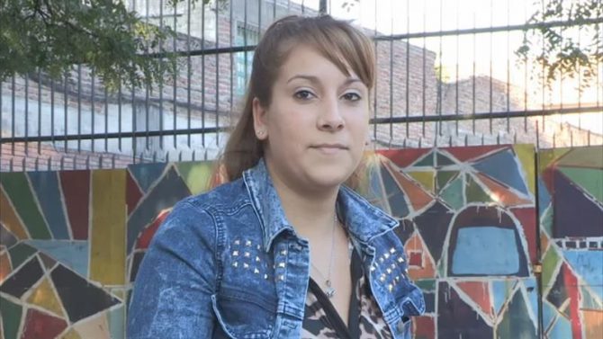 Fotografía tomada el pasado 9 de mayo en la que se registró a Alejandra Montiel, una joven indocumentada de 21 años que lleva cuatro intentando tramitar sus papeles de identificación, en Buenos Aires (Argentina).