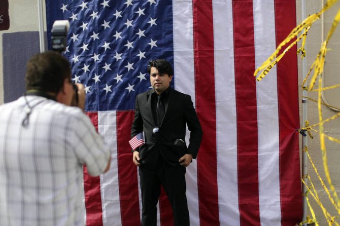 Boniek Almeida, un inmigrante de Brasil, tras una ceremonia para naturalizarse como ciudadano estadounidense, en Oakland, California. 