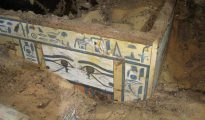 Fotografía facilitada por el Ministerio de Antigüedades de Egipto, de uno de los dos sarcófagos de madera que contenían la momia de Sattjeni, una dama de la nobleza, que ha sido hallado en la necrópolis de Qubbet el-Hawa, en el Valle de los Nobles (Asuán), por un grupo de arqueólogos españoles el pasado 5 de marzo.