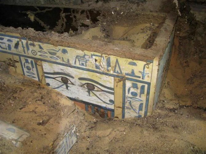 Fotografía facilitada por el Ministerio de Antigüedades de Egipto, de uno de los dos sarcófagos de madera que contenían la momia de Sattjeni, una dama de la nobleza, que ha sido hallado en la necrópolis de Qubbet el-Hawa, en el Valle de los Nobles (Asuán), por un grupo de arqueólogos españoles el pasado 5 de marzo. 
