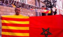 Amin Baghar, con una señera y una bandera de Marruecos.