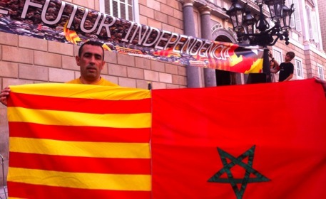 Amin Baghar, con una señera y una bandera de Marruecos.