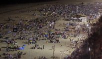 Miles de personas durante la tradicional "Celebración de las Barbacoas" en la Playa de la Victoria de Cádiz, coincidiendo con la 61 edición del Trofeo Ramón de Carranza.