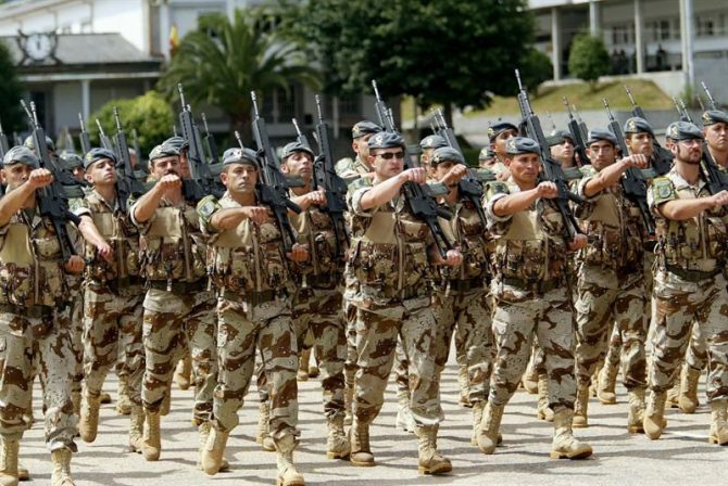 Unos militares de la Brigada Ligera Aerotransportada (BRILAT).