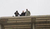 Los terroristas de ISIS empujaron a la víctima desde un edificio de cinco pisos