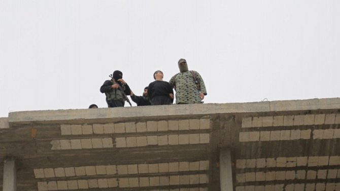 Los terroristas de ISIS empujaron a la víctima desde un edificio de cinco pisos