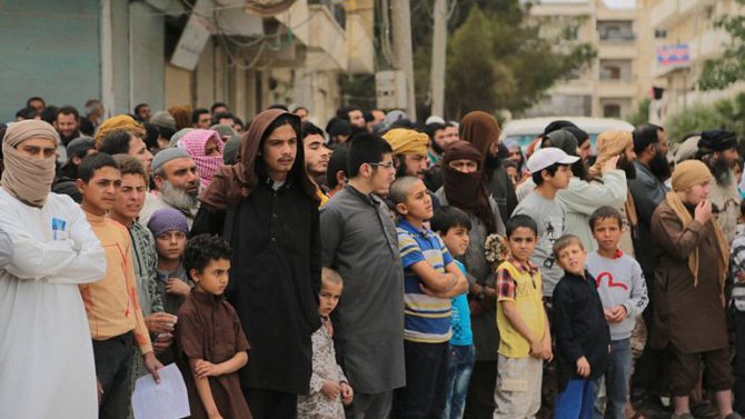 Cientos de personas, entre ellas niños, presenciaron la brutal ejecución.