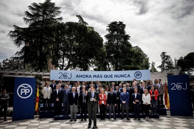 El presidente del Gobierno en funciones y del PP, Mariano Rajoy,c., en los Jardines de Cecilio Rodríguez en Madrid donde tuvo lugar el acto de presentación de los cabezas de lista del Partido Popular en las elecciones generales del 26 de junio.