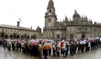 Ni la lluvia frena las largas colas para entrar a la catedral de Santiago