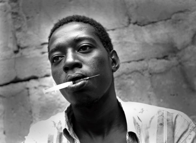 Un heroinómano se prepara para inyectarse una dosis de droga. 