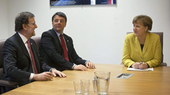 Rajoy, Renzi y Merkel, durante la cumbre de jefes de Estado y Gobierno de la UE en Bruselas. 
