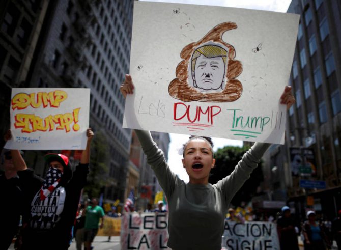 Protesta contra el candidato republicano Donald Trump en la ciudad de Los Ángeles. 