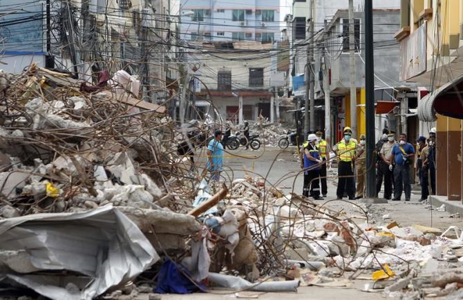 Fotografía de edificios averiados por el terremoto en Manta (Ecuador).