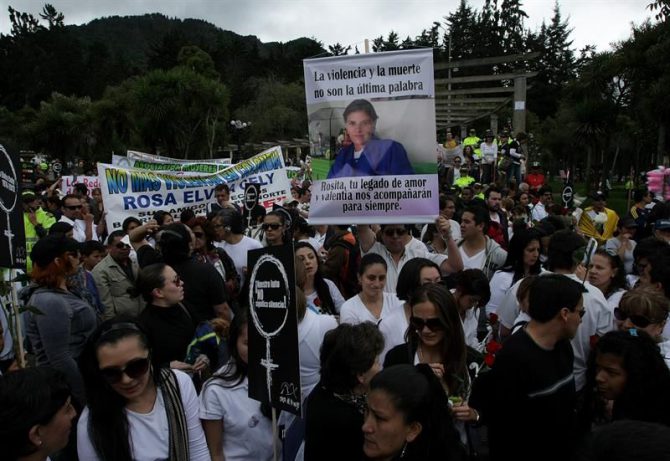 Fotografía tomada en junio de 2012 en la que se registró a cientos de personas al participar en una marcha de protesta por la violación, el empalamiento y asesinato de Rosa Elvira Cely, en el parque Nacional de Bogotá (Colombia).