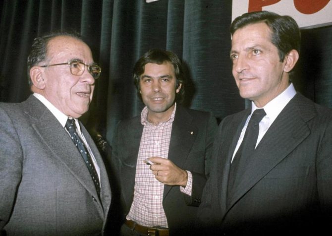 Suárez, a la derecha, junto a Felipe González y Santiago Carrillo, al inicio de la Transición.