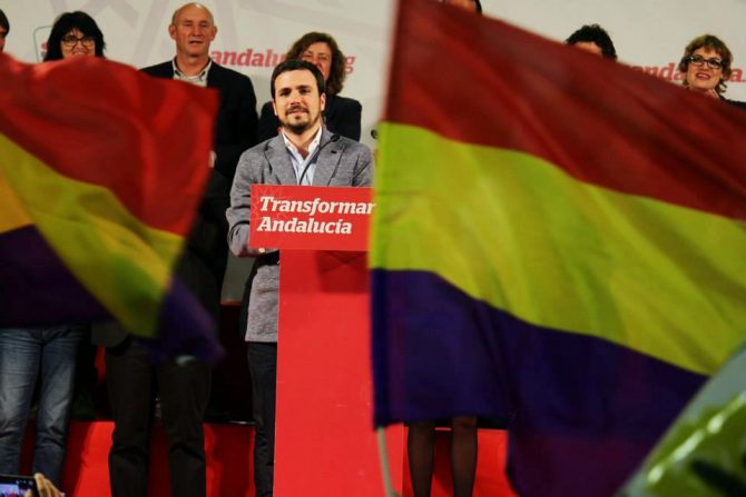 Alberto Garzón, rodeado de trapos republicanos.