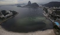 Vista del cerro de Pan de Azúcar (c) junto a una mancha de desagüe en la ensenada de Botafogo, en la Bahía de Guanabara, donde se llevarán a cabo las pruebas de Vela de los Juegos Olímpicos Río 2016.