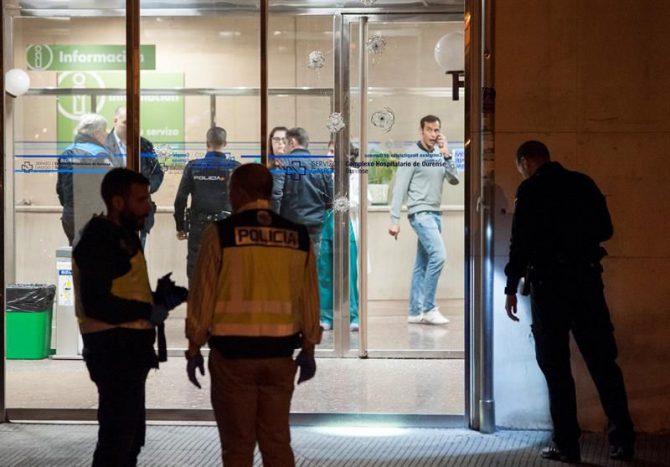 Miembros de la Policia Nacional inspeccionan la entrada del Hospital Universitario de Orense, tras el tiroteo que se ha producido esta noche en un altercado protagonizado entre dos familias de etnia gitana. 
