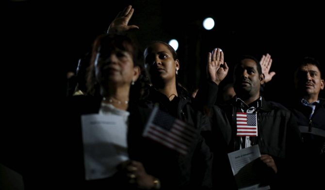 Juramento durante una ceremonia para naturalizarse como ciudadanos estadounidenses, en Washington.