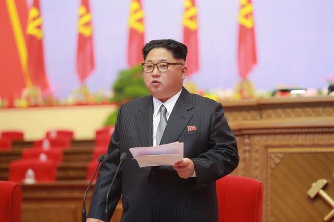 Fotografía facilitada hoy por la Agencia Central de Noticias (KCNA) de Corea del Norte, del líder norcoreano, Kim Jong-un, durante el séptimo Congreso del Partido de los Trabajadores de Corea del Norte (WPK), el primero desde 1980, en Pyongyang.