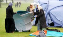 Unas jóvenes montan su tienda al llegar al “Living Islam”, evento organizado por la Sociedad Islámica del Reino Unido y que concentra a musulmanes de todo el mundo.