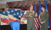 Foto de archivo de la Fuerza Aérea de Estados Unidos que muestra al coronel Jay Bickley y a la general Lori J. Robinson durante una recepción.