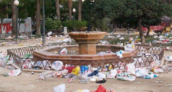 15.000 kilos de basura tras un macrobotellón en Lugo.