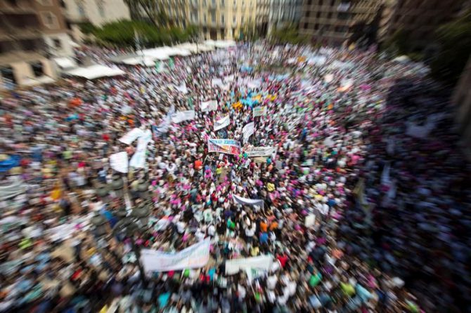 Miles de personas han llenado la plaza de la Virgen este mediodía durante la concentración convocada por Escuelas Católicas y la Fundación San Vicente Mártir Colegios Diocesanos en defensa de la libertad de elección de centro escolar, donde se han mostrado carteles "por la libertad e igualdad" en la educación y caracterizada por su ambiente festivo y reivindicativo.