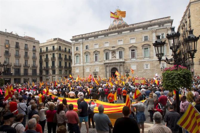 Manifestación convocada por la Hermandad de Caballeros Legionarios de Barcelona en apoyo al ejército español, que ha transcurrido por las calles del centro de la ciudad condal. 
